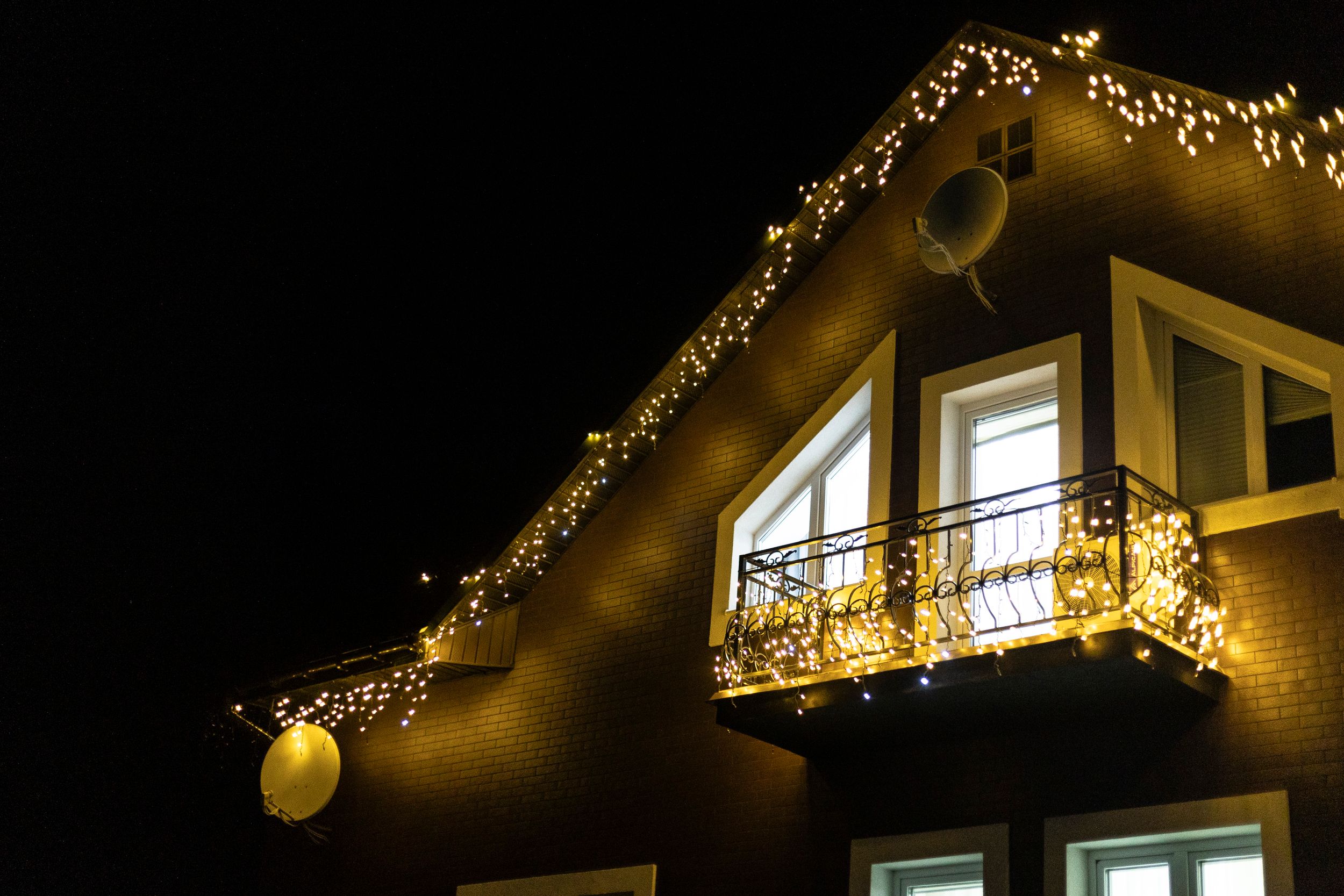 Уличная бахрома для украшения фасадов на Новый год